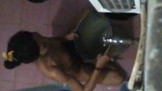 Tonton Video Pembantu India Mandi, Gaya Liar Dan Mesum