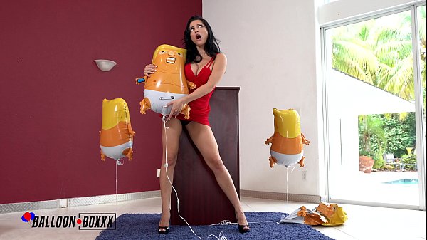 Ngentot Liar! Crystal Rush, Milf Rusia, Mainin Balon Trump Sambil Nungging