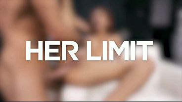 Slim Cewek Asia Pake Lingerie Pink, Badan Dilumuri Minyak, Kontolnya Ngewein Pantatnya Keras Banget