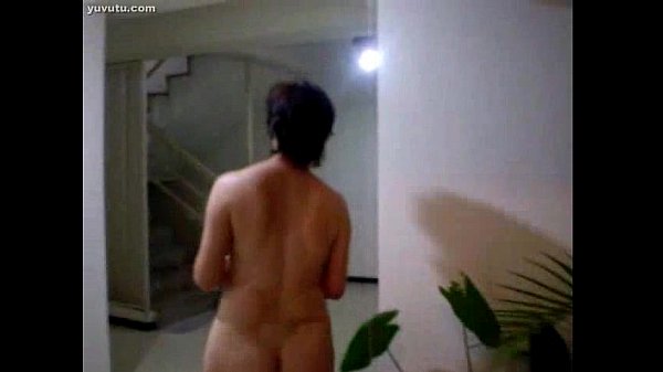 Ibu-ibu Montok Siram Tanaman, Pantat Basah Kuyup Bikin Liur Ngeces