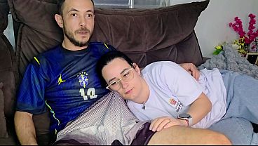 Irmã De Criação Se Derrete Toda Pro Irmão Enquanto Vê O Jogo Do Brasil, Tesão No Ar