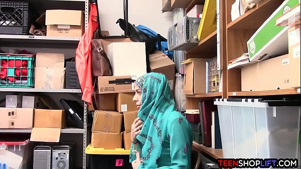 Remaja Arab Ketahuan Mencuri Di Toko, Langsung Digebuk Sama Satpam Sambil Digaruk-garuk.